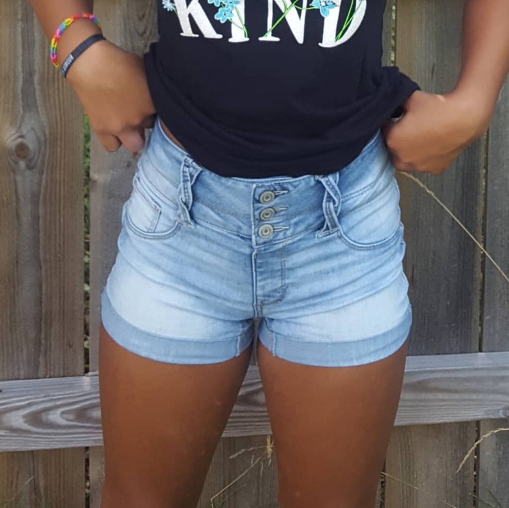 highwasted light wash jean shorts